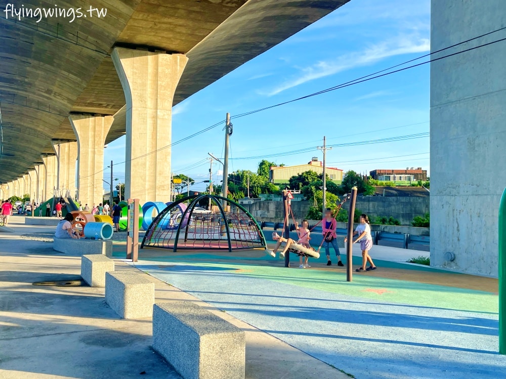 彰化和美┃烏溪廊道親子公園。和美國道三車道下方,跳跳床平衡網好刺激!! 沙坑、山丘溜滑梯小孩都喜歡! - 第31張圖 彰化和美┃烏溪廊道親子公園。和美國道三車道下方,跳跳床平衡網好刺激!! 沙坑、山丘溜滑梯小孩都喜歡!
