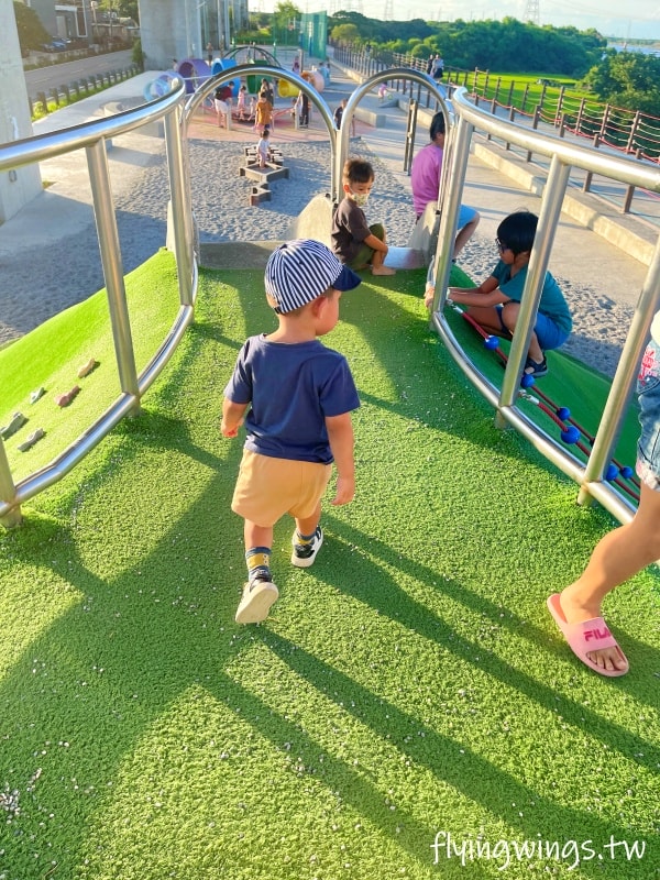 彰化和美┃烏溪廊道親子公園。和美國道三車道下方,跳跳床平衡網好刺激!! 沙坑、山丘溜滑梯小孩都喜歡! - 第11張圖 彰化和美┃烏溪廊道親子公園。和美國道三車道下方,跳跳床平衡網好刺激!! 沙坑、山丘溜滑梯小孩都喜歡!