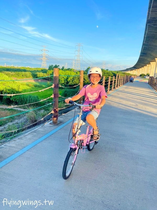 彰化和美┃烏溪廊道親子公園。和美國道三車道下方,跳跳床平衡網好刺激!! 沙坑、山丘溜滑梯小孩都喜歡! - 第32張圖 彰化和美┃烏溪廊道親子公園。和美國道三車道下方,跳跳床平衡網好刺激!! 沙坑、山丘溜滑梯小孩都喜歡!