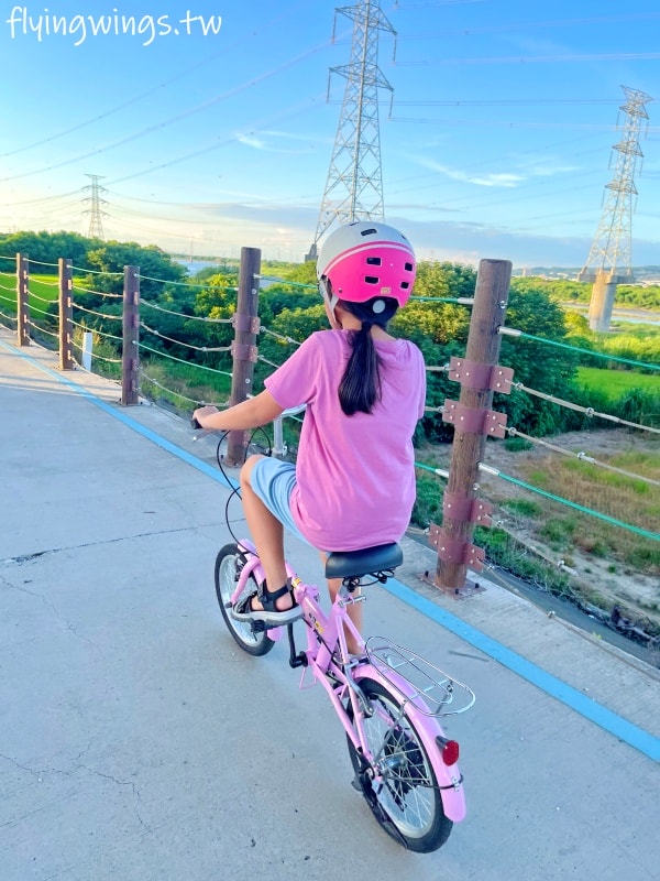 彰化和美┃烏溪廊道親子公園。和美國道三車道下方,跳跳床平衡網好刺激!! 沙坑、山丘溜滑梯小孩都喜歡! - 第33張圖 彰化和美┃烏溪廊道親子公園。和美國道三車道下方,跳跳床平衡網好刺激!! 沙坑、山丘溜滑梯小孩都喜歡!