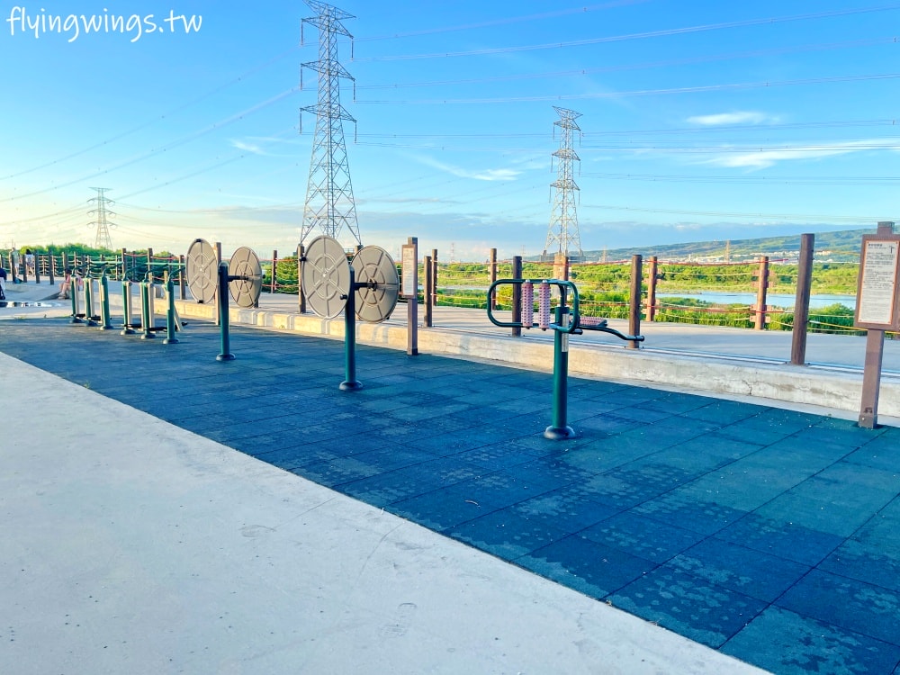 彰化和美┃烏溪廊道親子公園。和美國道三車道下方,跳跳床平衡網好刺激!! 沙坑、山丘溜滑梯小孩都喜歡! - 第37張圖 彰化和美┃烏溪廊道親子公園。和美國道三車道下方,跳跳床平衡網好刺激!! 沙坑、山丘溜滑梯小孩都喜歡!