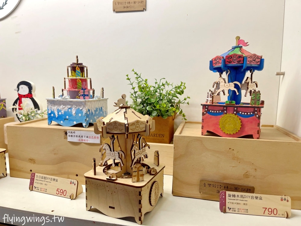 南投埔里┃敲敲木工房。免門票、有廣大停車場,還有看不完花里胡哨的胡桃鉗士兵娃娃! 可以DIY手作,可以殺時間的室內景點 - 第21張圖 南投埔里┃敲敲木工房。免門票、有廣大停車場,還有看不完花里胡哨的胡桃鉗士兵娃娃! 可以DIY手作,可以殺時間的室內景點
