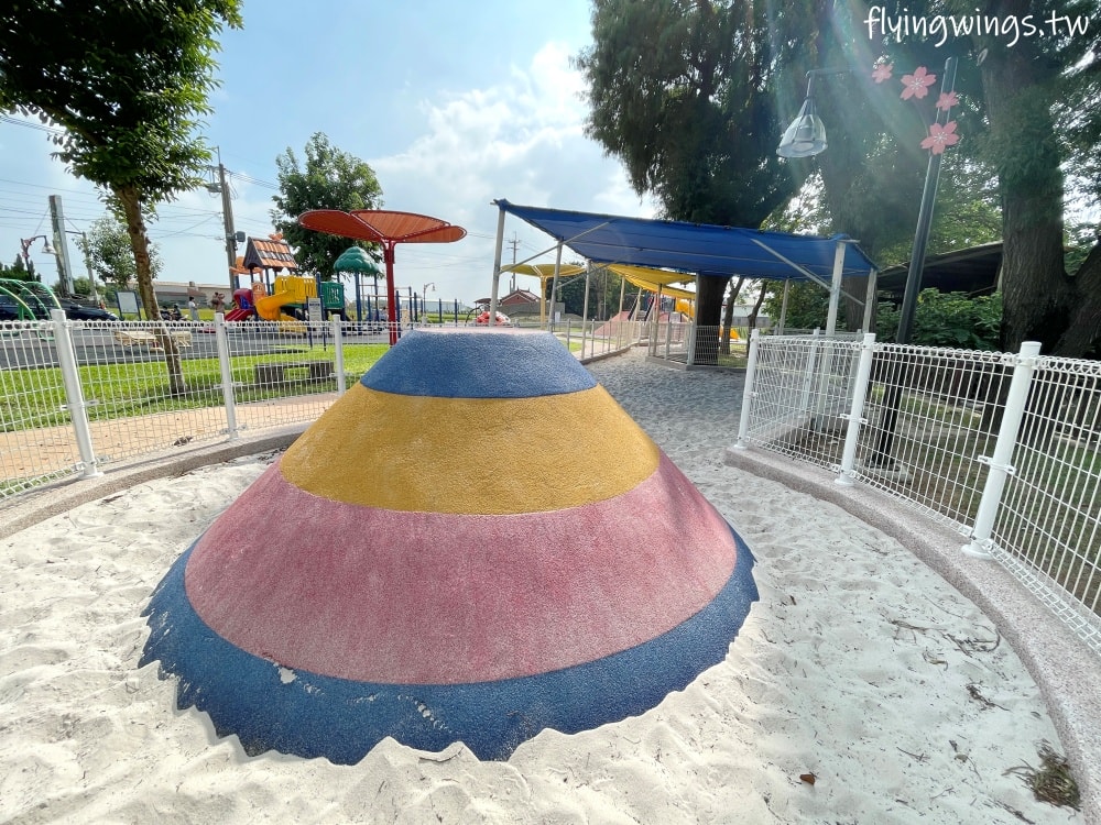 彰化埔鹽┃崑崙兒童公園。2022年8月正式啟用的公園，位於埔鹽交通要道旁，設有停車格，離埔鹽順澤宮不遠，可以順遊!
