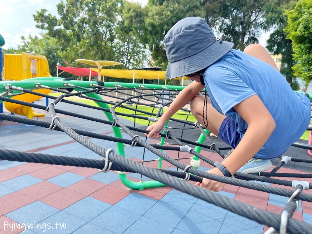 彰化埔鹽┃崑崙兒童公園。2022年8月正式啟用的公園，位於埔鹽交通要道旁，設有停車格，離埔鹽順澤宮不遠，可以順遊!