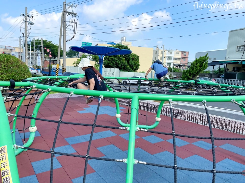 彰化埔鹽┃崑崙兒童公園。2022年8月正式啟用的公園，位於埔鹽交通要道旁，設有停車格，離埔鹽順澤宮不遠，可以順遊!