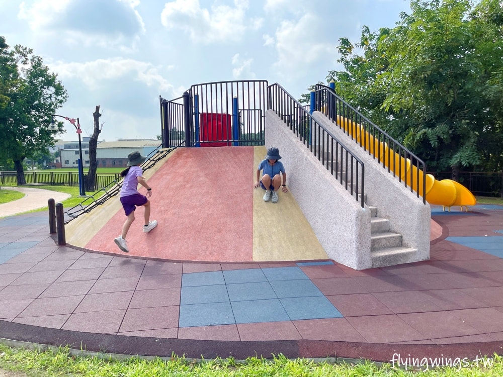 彰化埔鹽┃崑崙兒童公園。2022年8月正式啟用的公園，位於埔鹽交通要道旁，設有停車格，離埔鹽順澤宮不遠，可以順遊!