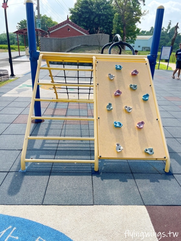 彰化埔鹽┃崑崙兒童公園。2022年8月正式啟用的公園，位於埔鹽交通要道旁，設有停車格，離埔鹽順澤宮不遠，可以順遊!