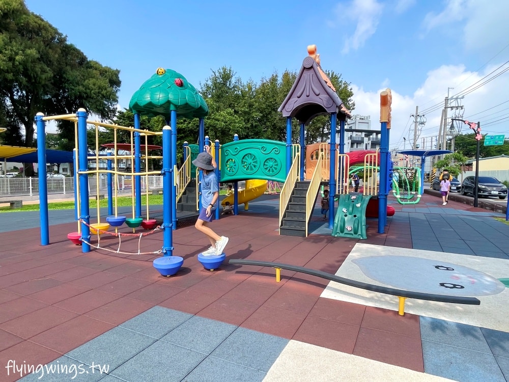 彰化埔鹽┃崑崙兒童公園。2022年8月正式啟用的公園，位於埔鹽交通要道旁，設有停車格，離埔鹽順澤宮不遠，可以順遊!