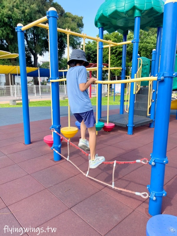彰化埔鹽┃崑崙兒童公園。2022年8月正式啟用的公園，位於埔鹽交通要道旁，設有停車格，離埔鹽順澤宮不遠，可以順遊!