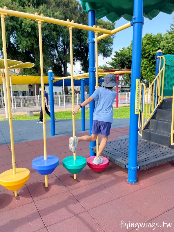 彰化埔鹽┃崑崙兒童公園。2022年8月正式啟用的公園，位於埔鹽交通要道旁，設有停車格，離埔鹽順澤宮不遠，可以順遊!