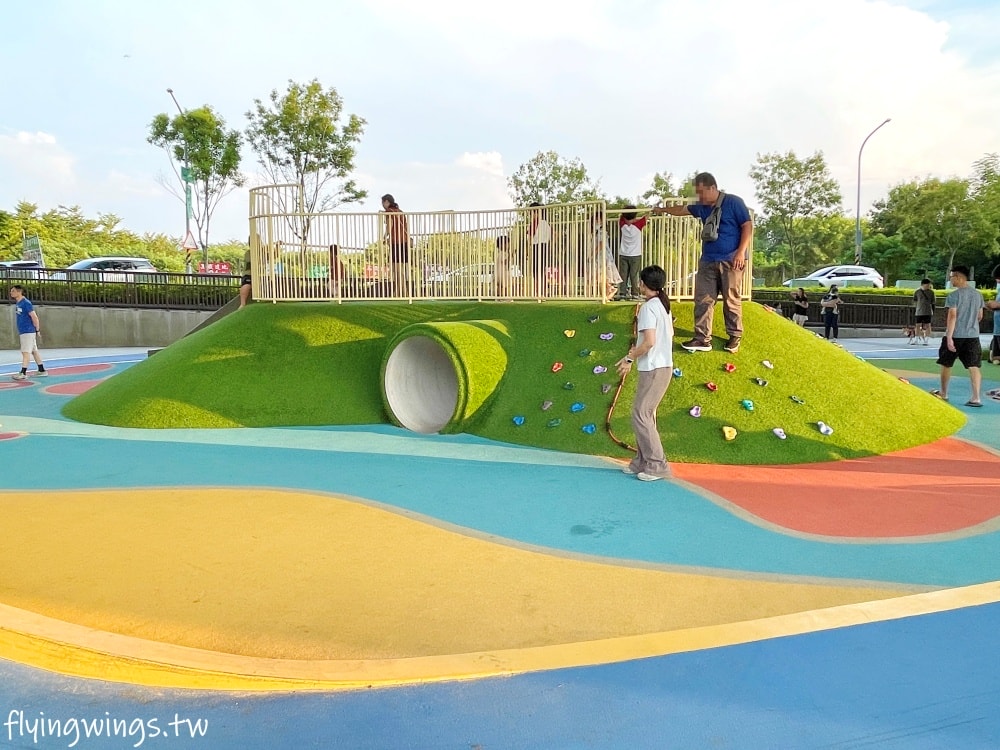 彰化田中┃田中滑步車公園。高鐵下的小公園,適合滑步車族,還有山坑跟小山丘遊戲場 - 第4張圖 彰化田中┃田中滑步車公園。高鐵下的小公園,適合滑步車族,還有山坑跟小山丘遊戲場