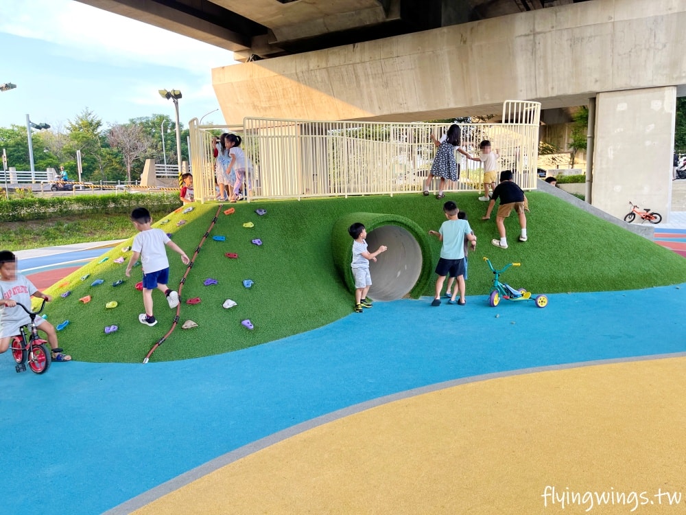 彰化田中┃田中滑步車公園。高鐵下的小公園,適合滑步車族,還有山坑跟小山丘遊戲場 - 第5張圖 彰化田中┃田中滑步車公園。高鐵下的小公園,適合滑步車族,還有山坑跟小山丘遊戲場