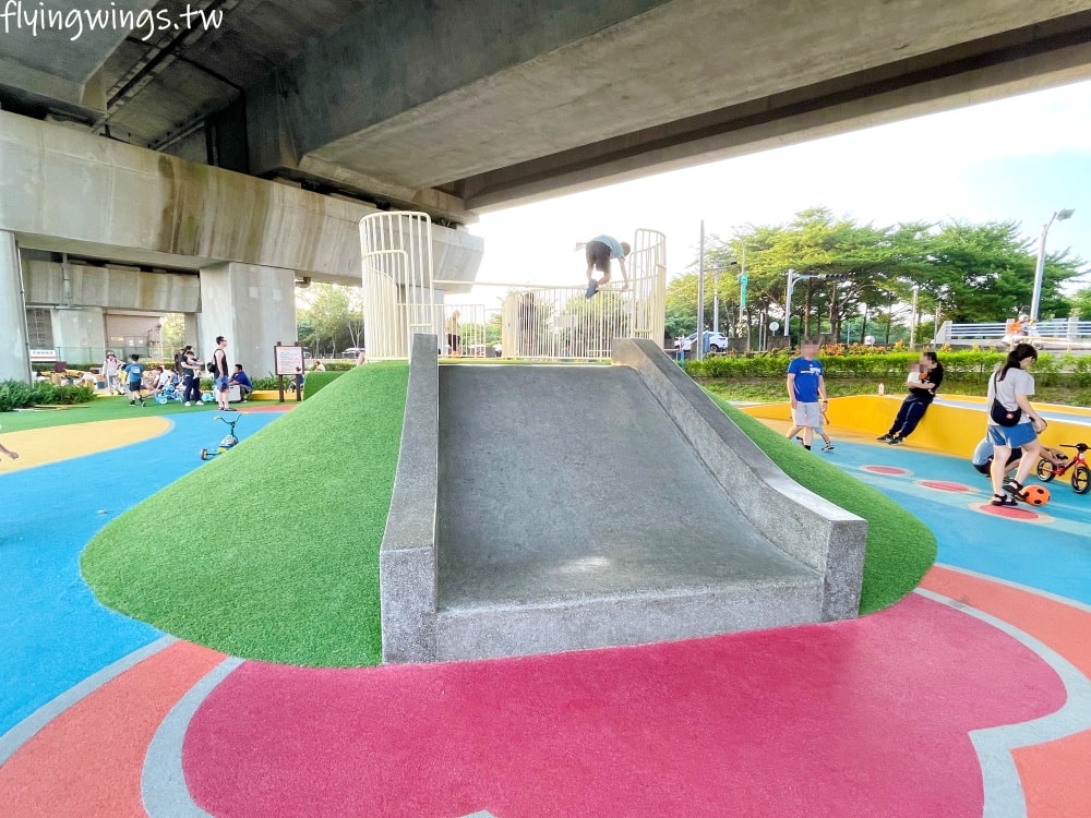 彰化田中┃田中滑步車公園。高鐵下的小公園,適合滑步車族,還有山坑跟小山丘遊戲場 - 第7張圖 彰化田中┃田中滑步車公園。高鐵下的小公園,適合滑步車族,還有山坑跟小山丘遊戲場