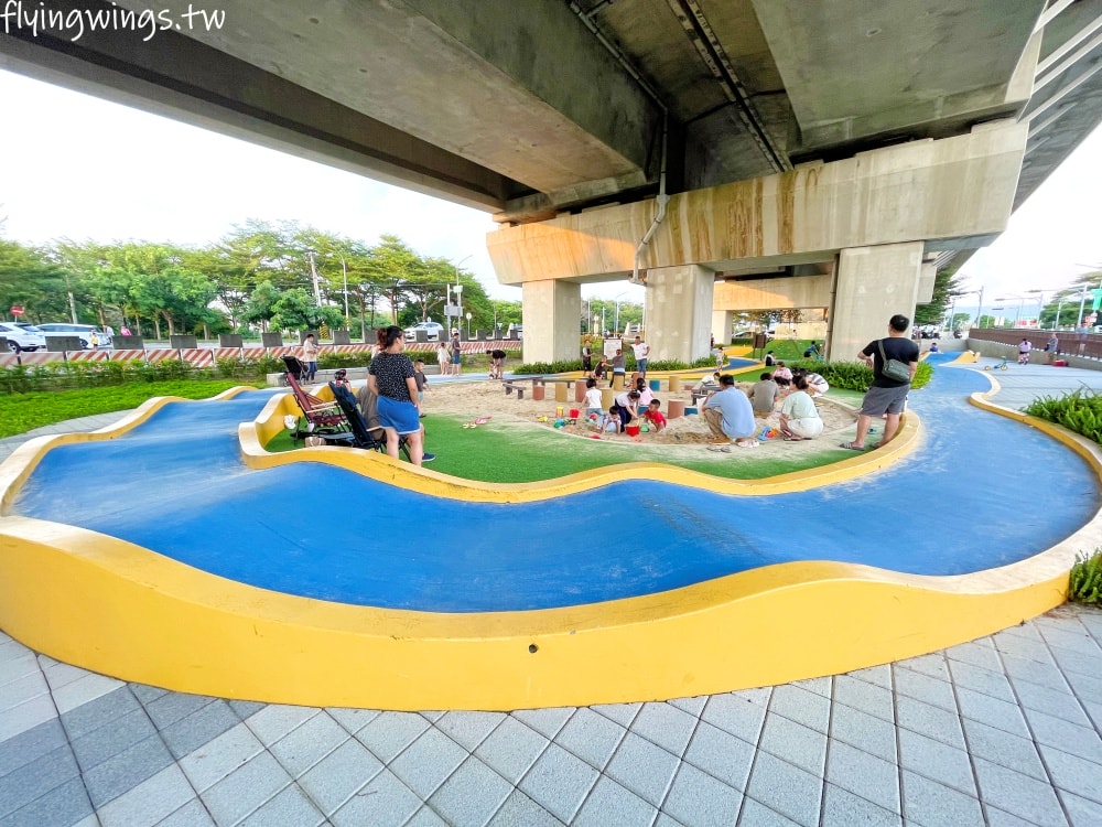 彰化田中┃田中滑步車公園。高鐵下的小公園,適合滑步車族,還有山坑跟小山丘遊戲場 - 第14張圖 彰化田中┃田中滑步車公園。高鐵下的小公園,適合滑步車族,還有山坑跟小山丘遊戲場