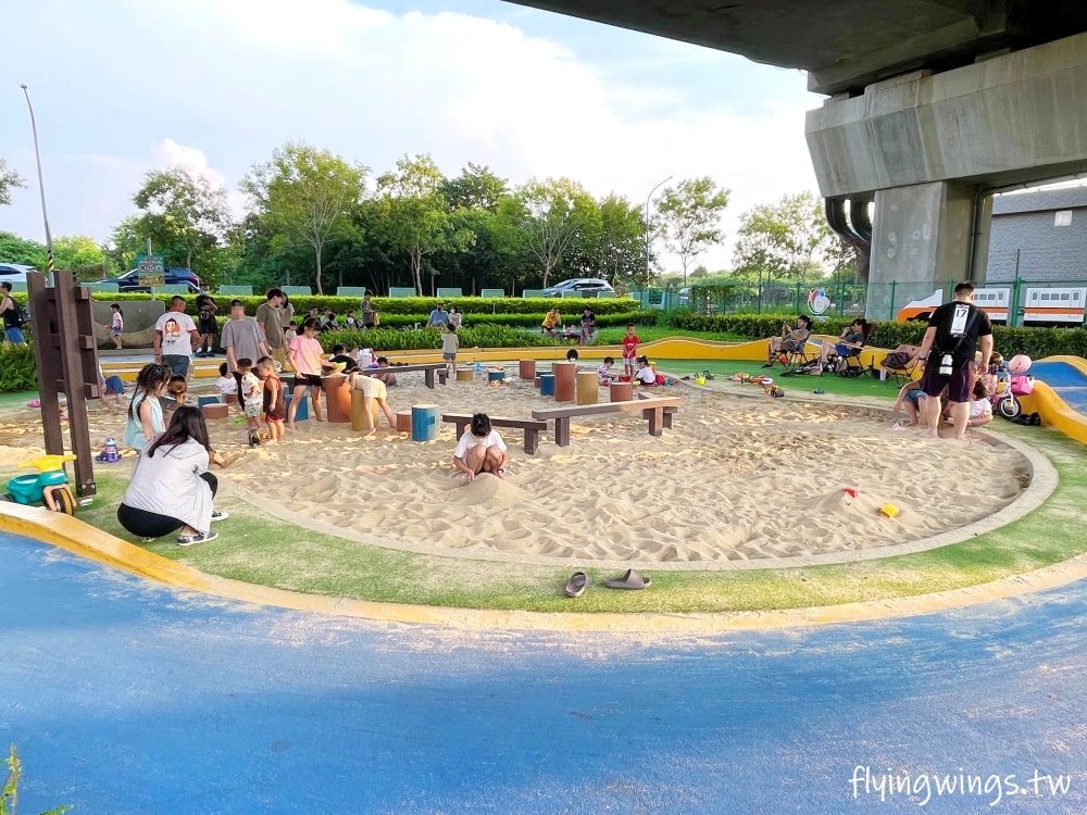 彰化田中┃田中滑步車公園。高鐵下的小公園,適合滑步車族,還有山坑跟小山丘遊戲場 - 第9張圖 彰化田中┃田中滑步車公園。高鐵下的小公園,適合滑步車族,還有山坑跟小山丘遊戲場