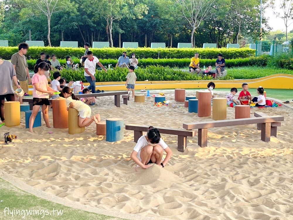 彰化田中┃田中滑步車公園。高鐵下的小公園,適合滑步車族,還有山坑跟小山丘遊戲場 - 第10張圖 彰化田中┃田中滑步車公園。高鐵下的小公園,適合滑步車族,還有山坑跟小山丘遊戲場