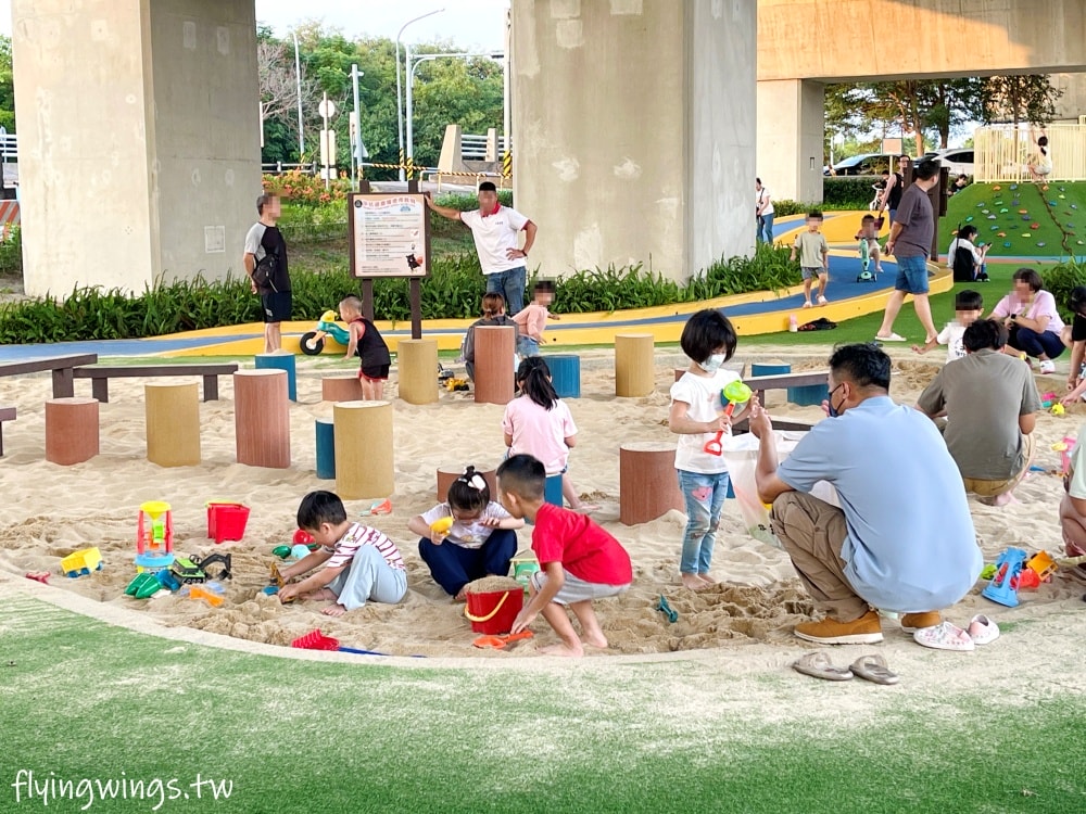 彰化田中┃田中滑步車公園。高鐵下的小公園,適合滑步車族,還有山坑跟小山丘遊戲場 - 第11張圖 彰化田中┃田中滑步車公園。高鐵下的小公園,適合滑步車族,還有山坑跟小山丘遊戲場