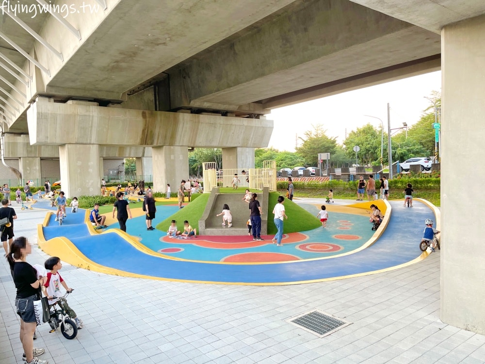 彰化田中┃田中滑步車公園。高鐵下的小公園,適合滑步車族,還有山坑跟小山丘遊戲場 - 第13張圖 彰化田中┃田中滑步車公園。高鐵下的小公園,適合滑步車族,還有山坑跟小山丘遊戲場