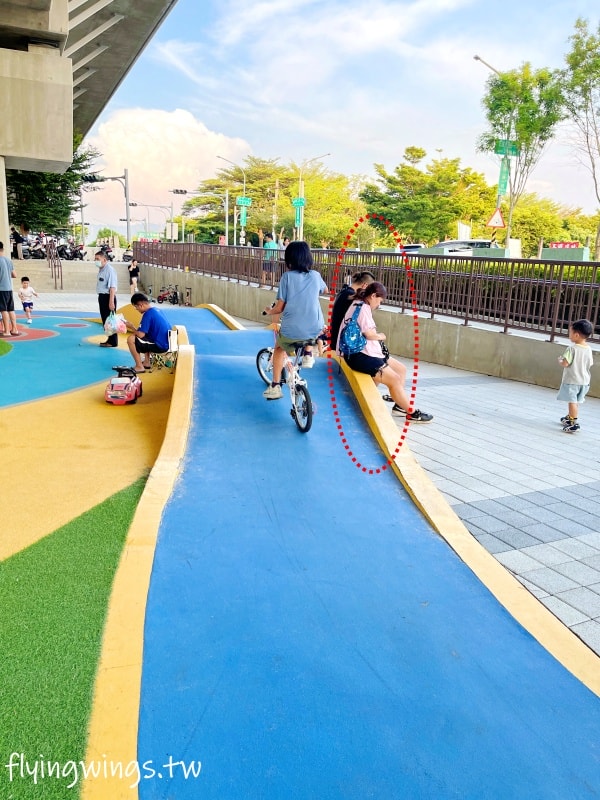彰化田中┃田中滑步車公園。高鐵下的小公園,適合滑步車族,還有山坑跟小山丘遊戲場 - 第15張圖 彰化田中┃田中滑步車公園。高鐵下的小公園,適合滑步車族,還有山坑跟小山丘遊戲場