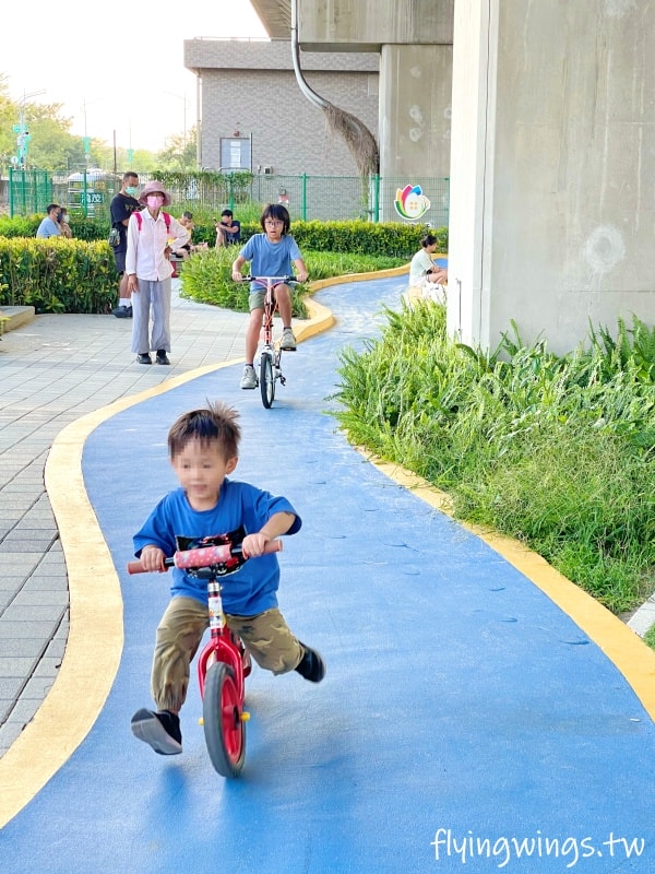 彰化田中┃田中滑步車公園。高鐵下的小公園,適合滑步車族,還有山坑跟小山丘遊戲場 - 第16張圖 彰化田中┃田中滑步車公園。高鐵下的小公園,適合滑步車族,還有山坑跟小山丘遊戲場