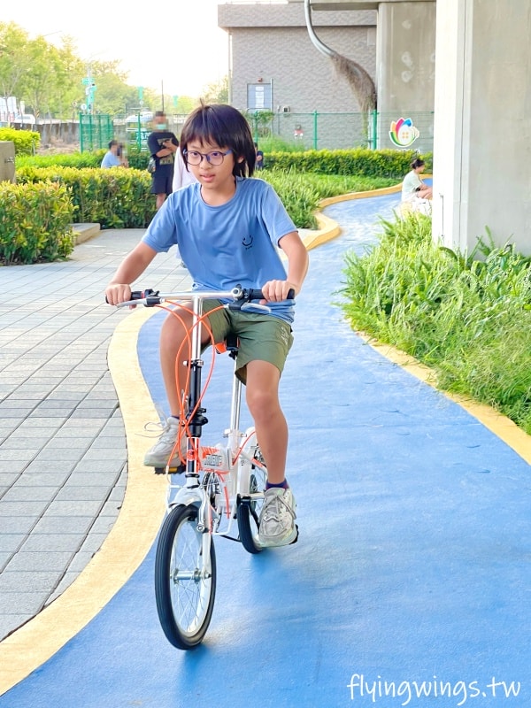 彰化田中┃田中滑步車公園。高鐵下的小公園,適合滑步車族,還有山坑跟小山丘遊戲場 - 第17張圖 彰化田中┃田中滑步車公園。高鐵下的小公園,適合滑步車族,還有山坑跟小山丘遊戲場