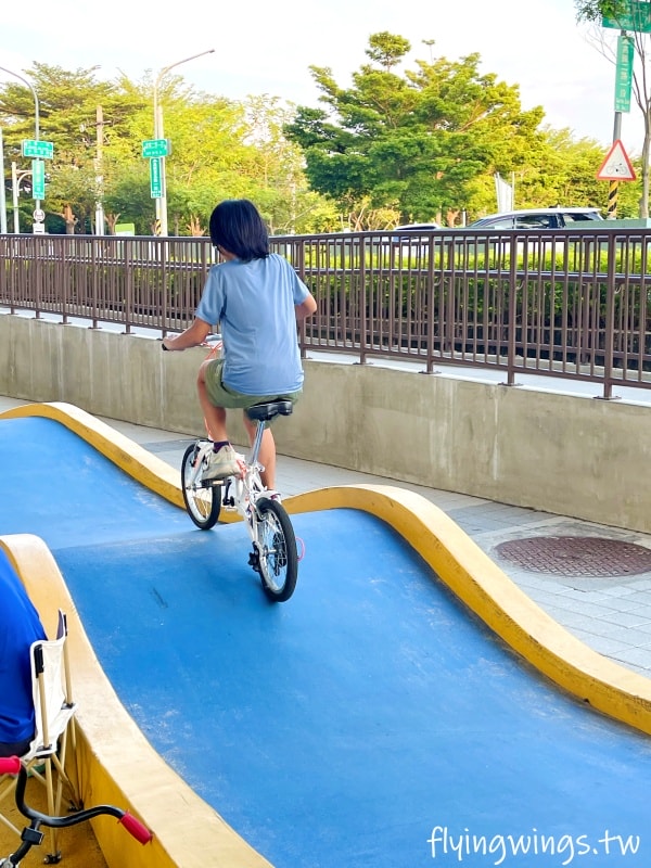 彰化田中┃田中滑步車公園。高鐵下的小公園,適合滑步車族,還有山坑跟小山丘遊戲場 - 第18張圖 彰化田中┃田中滑步車公園。高鐵下的小公園,適合滑步車族,還有山坑跟小山丘遊戲場