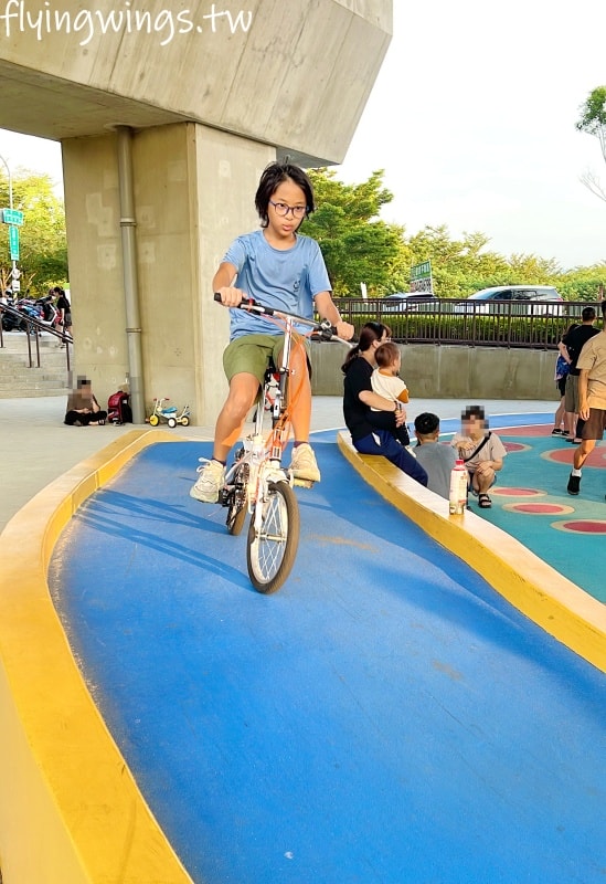 彰化田中┃田中滑步車公園。高鐵下的小公園,適合滑步車族,還有山坑跟小山丘遊戲場 - 第19張圖 彰化田中┃田中滑步車公園。高鐵下的小公園,適合滑步車族,還有山坑跟小山丘遊戲場