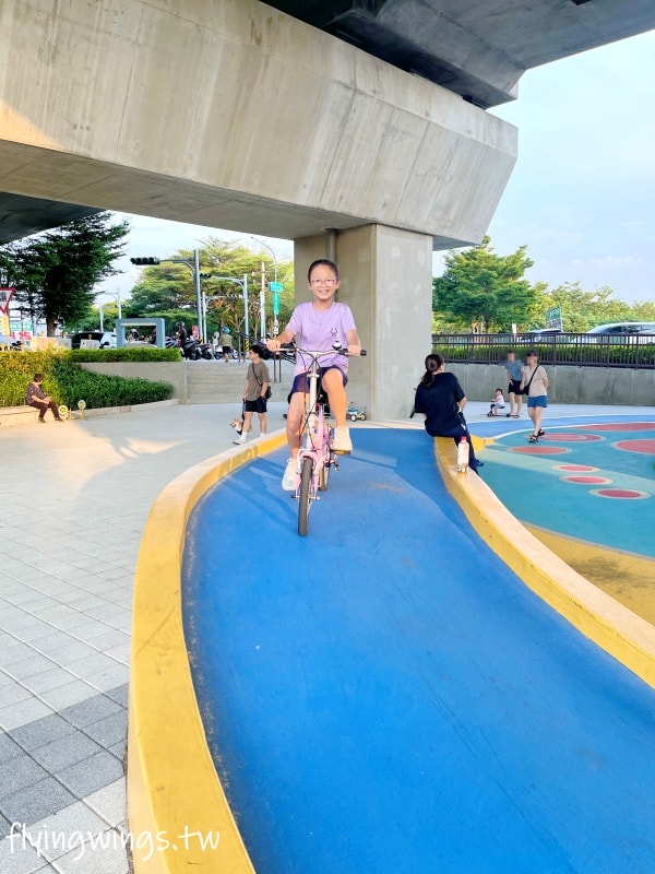 彰化田中┃田中滑步車公園。高鐵下的小公園,適合滑步車族,還有山坑跟小山丘遊戲場 - 第20張圖 彰化田中┃田中滑步車公園。高鐵下的小公園,適合滑步車族,還有山坑跟小山丘遊戲場