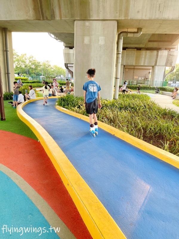 彰化田中┃田中滑步車公園。高鐵下的小公園,適合滑步車族,還有山坑跟小山丘遊戲場 - 第21張圖 彰化田中┃田中滑步車公園。高鐵下的小公園,適合滑步車族,還有山坑跟小山丘遊戲場