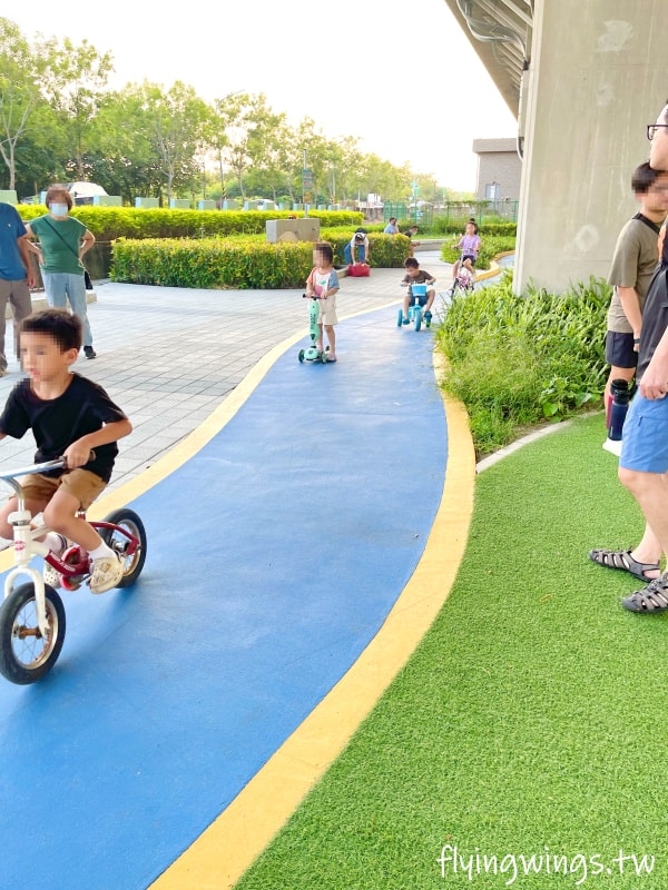 彰化田中┃田中滑步車公園。高鐵下的小公園,適合滑步車族,還有山坑跟小山丘遊戲場 - 第22張圖 彰化田中┃田中滑步車公園。高鐵下的小公園,適合滑步車族,還有山坑跟小山丘遊戲場