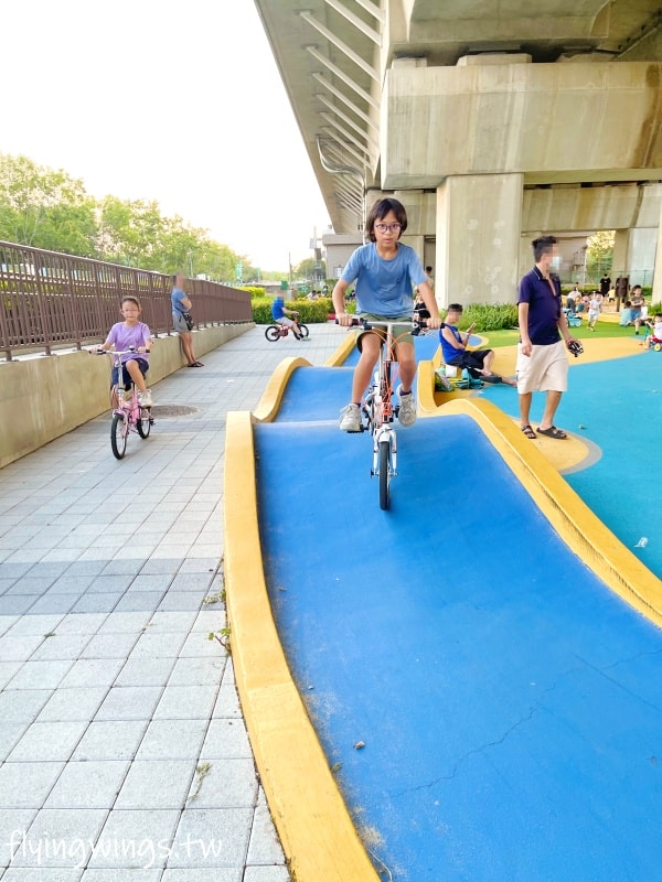 彰化田中┃田中滑步車公園。高鐵下的小公園,適合滑步車族,還有山坑跟小山丘遊戲場 - 第23張圖 彰化田中┃田中滑步車公園。高鐵下的小公園,適合滑步車族,還有山坑跟小山丘遊戲場