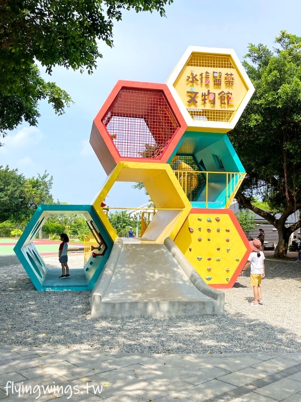 台中大甲┃永信運動公園。近50年的公園,結合現代與復古,古早味遊樂器材反而更好玩!!! - 第3張圖 台中大甲┃永信運動公園。近50年的公園,結合現代與復古,古早味遊樂器材反而更好玩!!!