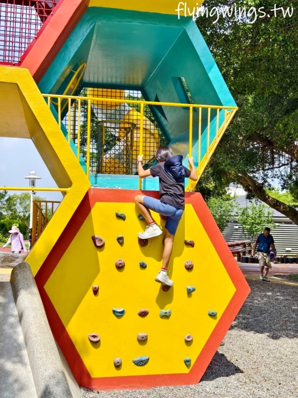 台中大甲┃永信運動公園。近50年的公園,結合現代與復古,古早味遊樂器材反而更好玩!!! - 第4張圖 台中大甲┃永信運動公園。近50年的公園,結合現代與復古,古早味遊樂器材反而更好玩!!!
