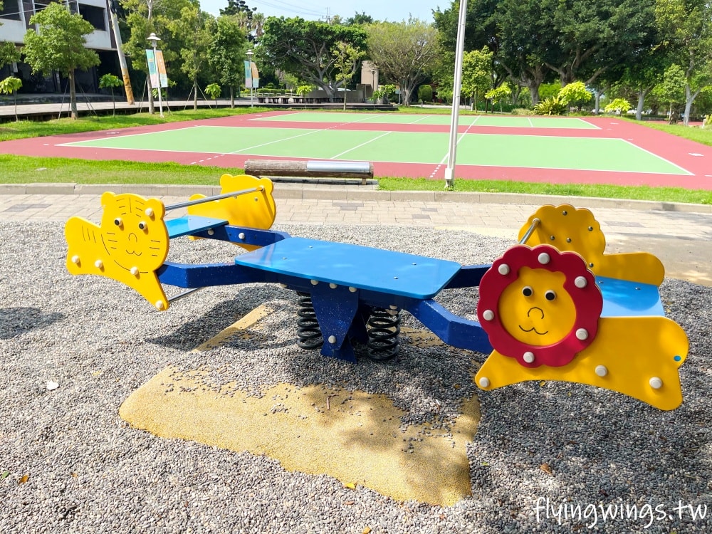台中大甲┃永信運動公園。近50年的公園,結合現代與復古,古早味遊樂器材反而更好玩!!! - 第8張圖 台中大甲┃永信運動公園。近50年的公園,結合現代與復古,古早味遊樂器材反而更好玩!!!