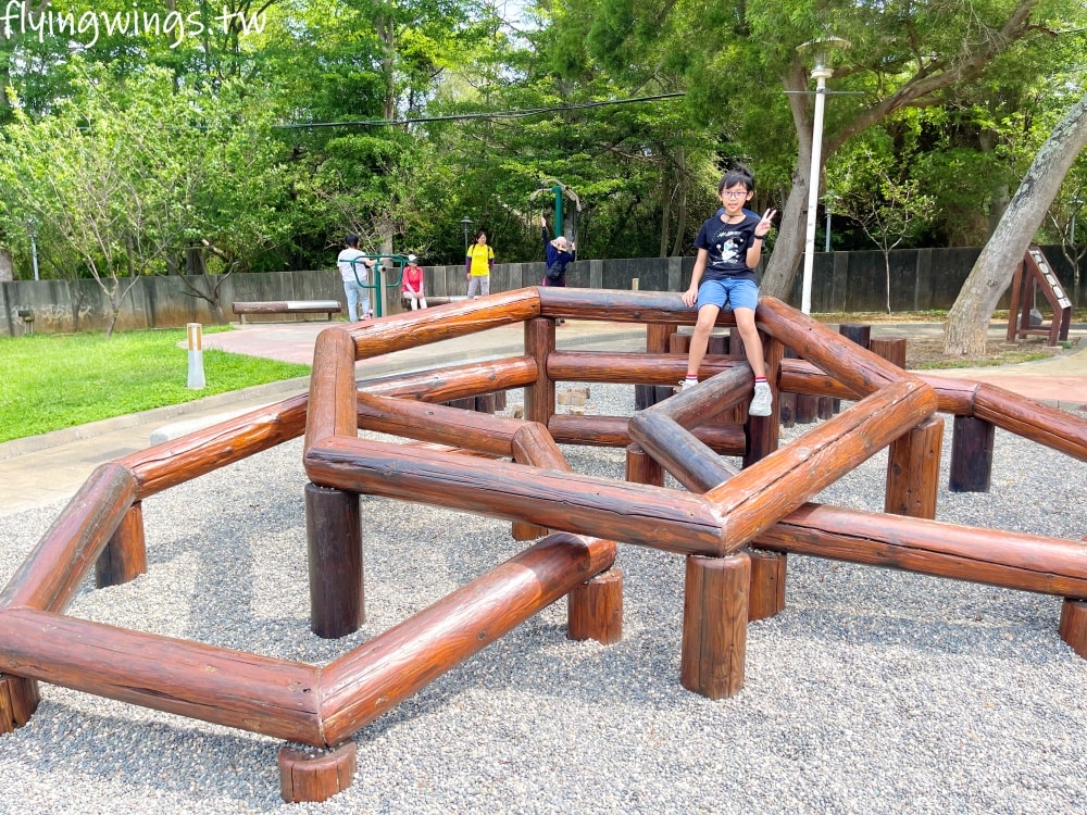 台中大甲┃永信運動公園。近50年的公園,結合現代與復古,古早味遊樂器材反而更好玩!!! - 第7張圖 台中大甲┃永信運動公園。近50年的公園,結合現代與復古,古早味遊樂器材反而更好玩!!!
