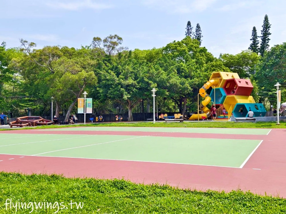 台中大甲┃永信運動公園。近50年的公園,結合現代與復古,古早味遊樂器材反而更好玩!!! - 第10張圖 台中大甲┃永信運動公園。近50年的公園,結合現代與復古,古早味遊樂器材反而更好玩!!!