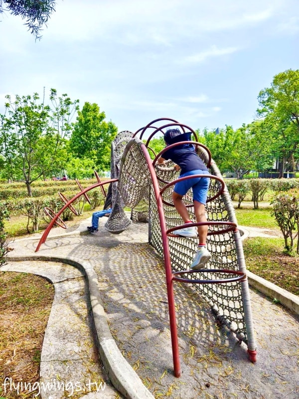 台中大甲┃永信運動公園。近50年的公園,結合現代與復古,古早味遊樂器材反而更好玩!!! - 第22張圖 台中大甲┃永信運動公園。近50年的公園,結合現代與復古,古早味遊樂器材反而更好玩!!!