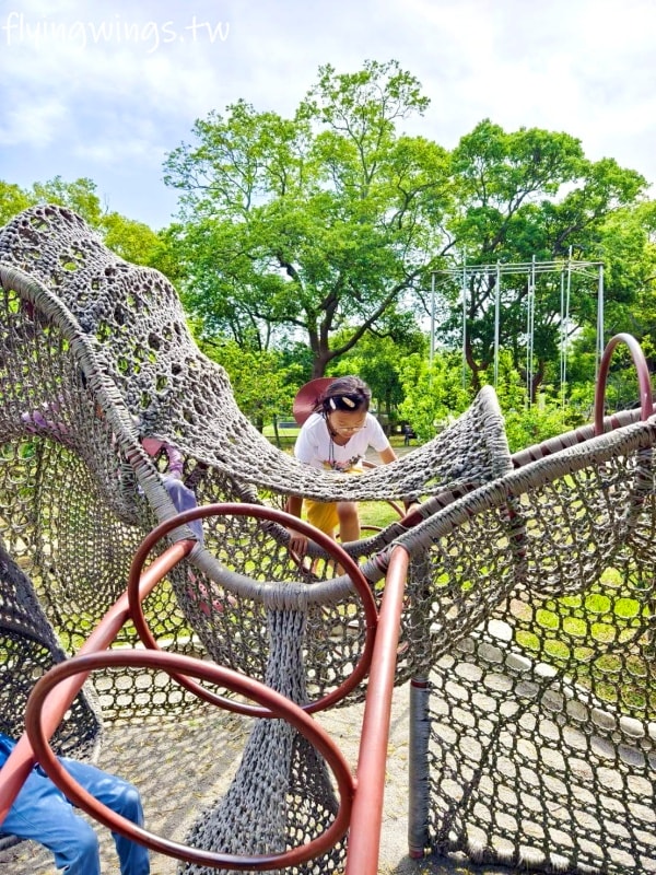 台中大甲┃永信運動公園。近50年的公園,結合現代與復古,古早味遊樂器材反而更好玩!!! - 第24張圖 台中大甲┃永信運動公園。近50年的公園,結合現代與復古,古早味遊樂器材反而更好玩!!!