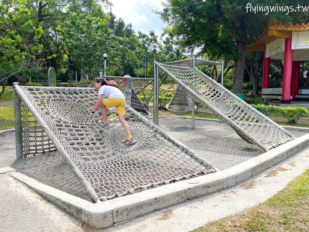 台中大甲┃永信運動公園。近50年的公園,結合現代與復古,古早味遊樂器材反而更好玩!!! - 第26張圖 台中大甲┃永信運動公園。近50年的公園,結合現代與復古,古早味遊樂器材反而更好玩!!!