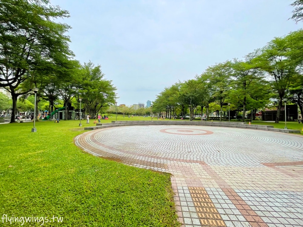 台中南屯┃豐富公園。穿山甲為意象，4公尺高樹屋遊戲場，也有適合小小孩玩的滑梯組，果然是共融式公園，面面俱到!!