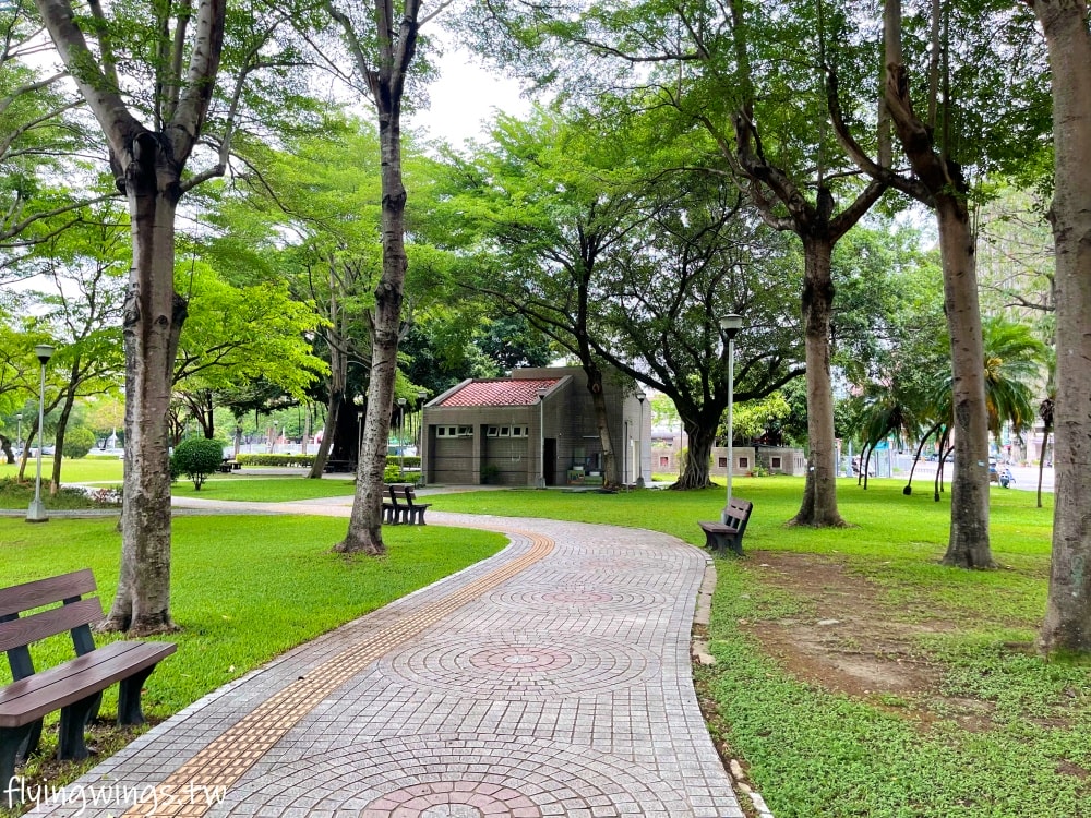 台中南屯┃豐富公園。穿山甲為意象，4公尺高樹屋遊戲場，也有適合小小孩玩的滑梯組，果然是共融式公園，面面俱到!!