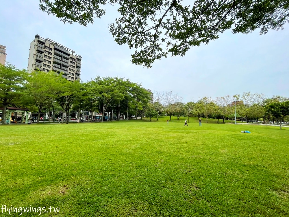 台中南屯┃豐富公園。穿山甲為意象，4公尺高樹屋遊戲場，也有適合小小孩玩的滑梯組，果然是共融式公園，面面俱到!!