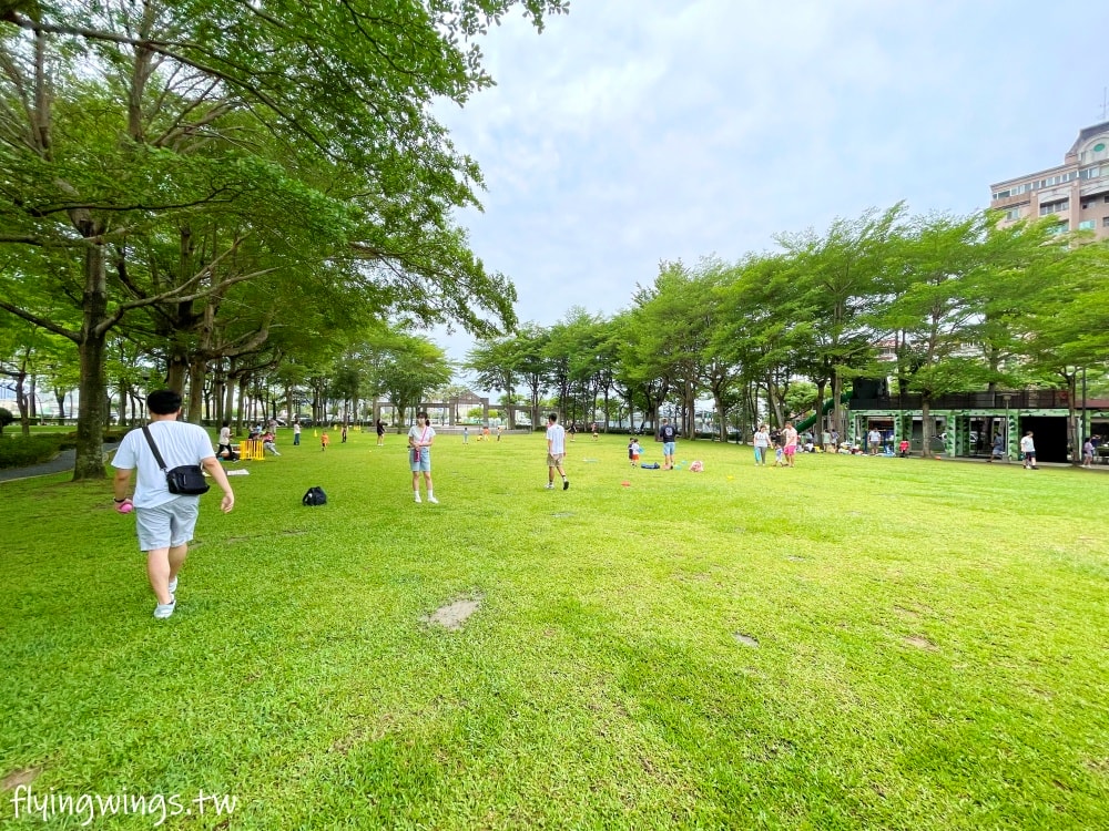 台中南屯┃豐富公園。穿山甲為意象，4公尺高樹屋遊戲場，也有適合小小孩玩的滑梯組，果然是共融式公園，面面俱到!!