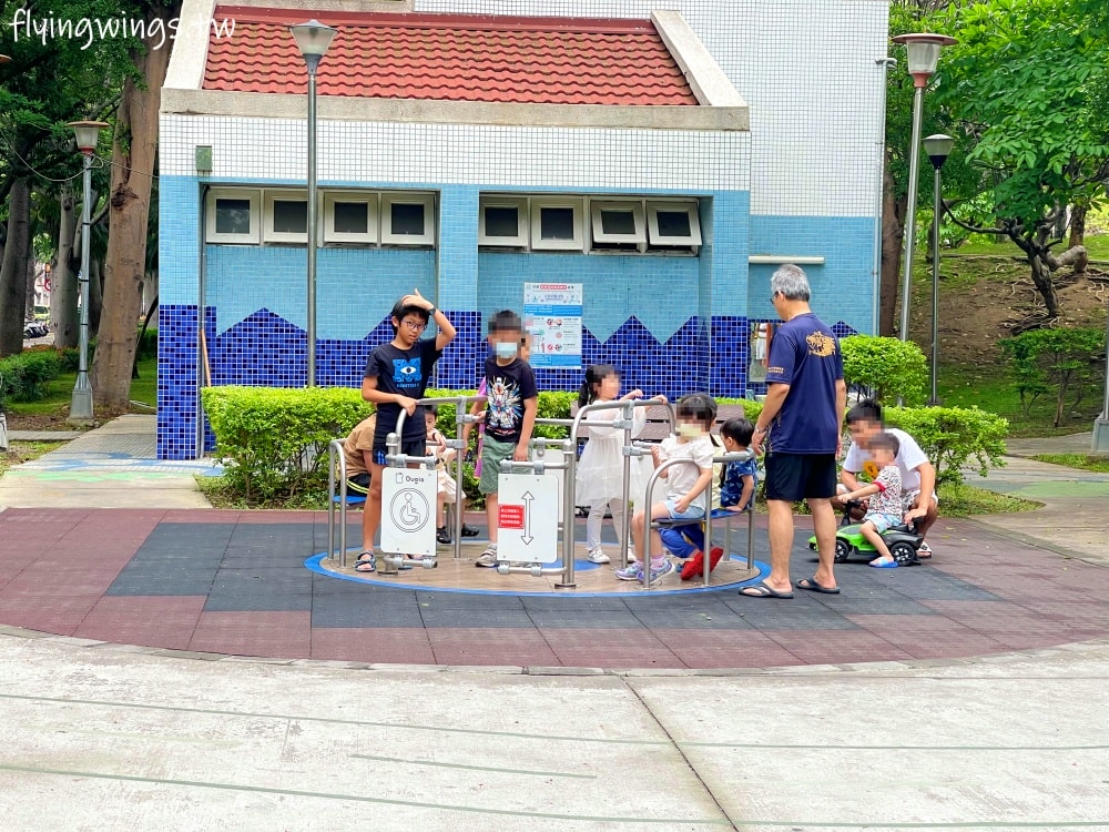 台中南屯┃豐富公園。穿山甲為意象，4公尺高樹屋遊戲場，也有適合小小孩玩的滑梯組，果然是共融式公園，面面俱到!!