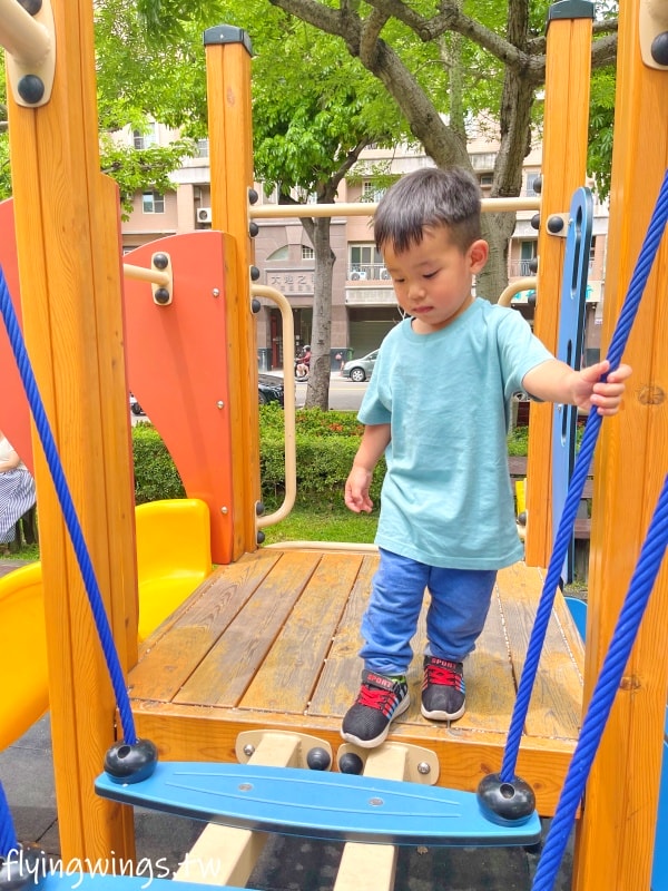 台中南屯┃豐富公園。穿山甲為意象，4公尺高樹屋遊戲場，也有適合小小孩玩的滑梯組，果然是共融式公園，面面俱到!!
