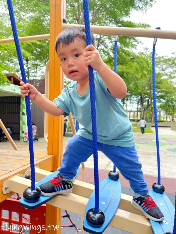 台中南屯┃豐富公園。穿山甲為意象，4公尺高樹屋遊戲場，也有適合小小孩玩的滑梯組，果然是共融式公園，面面俱到!!