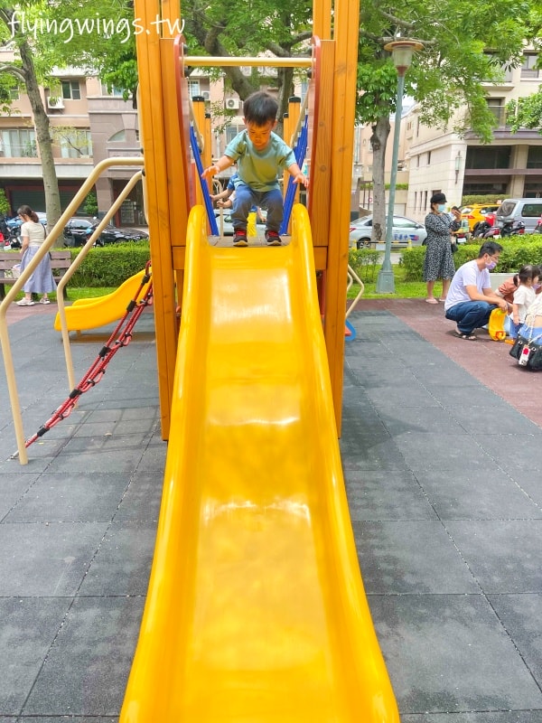 台中南屯┃豐富公園。穿山甲為意象，4公尺高樹屋遊戲場，也有適合小小孩玩的滑梯組，果然是共融式公園，面面俱到!!