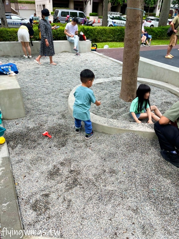 台中南屯┃豐富公園。穿山甲為意象，4公尺高樹屋遊戲場，也有適合小小孩玩的滑梯組，果然是共融式公園，面面俱到!!
