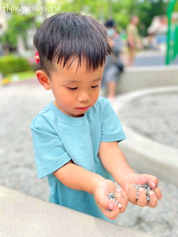 台中南屯┃豐富公園。穿山甲為意象，4公尺高樹屋遊戲場，也有適合小小孩玩的滑梯組，果然是共融式公園，面面俱到!!