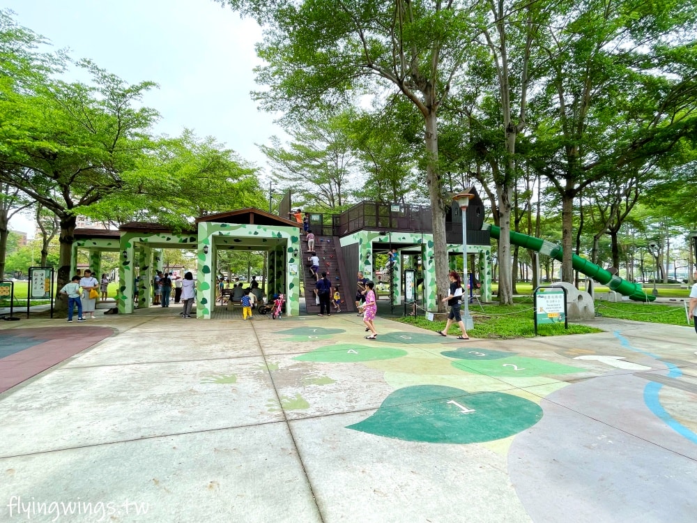 台中南屯┃豐富公園。穿山甲為意象，4公尺高樹屋遊戲場，也有適合小小孩玩的滑梯組，果然是共融式公園，面面俱到!!